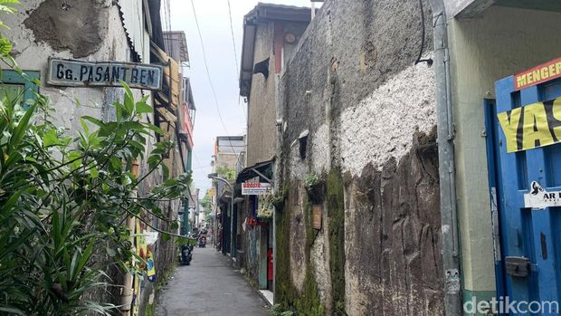 Sentra baju anak murah di Gang Pasantren, Jalan Pagarsih, Kota Bandung.