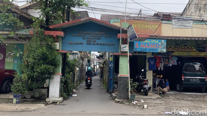 Sentra baju anak murah di Gang Pasantren, Jalan Pagarsih, Kota Bandung.