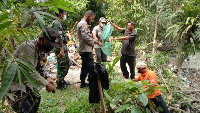 Ppolisi olah TKP dan evakuasi temuan potongan kaki kiri manusia di Simalungun. Dok Istimewa