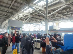 Manggarai Membeludak, KCI Gunakan Peron Kereta Bandara untuk KRL