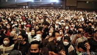 Tak menunggu lama, para penonton langsung ikut bernyanyi bersama.