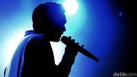 Afgan menumpahkan semua emosinya saat membawakan lagu.