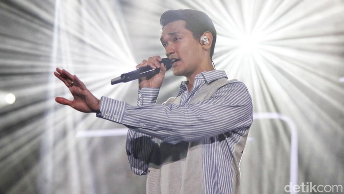 Java Jazz 2022 masih berlangsung. Di hari kedua ini Afgan naik ke panggung sebagai salah satu penampil utama.