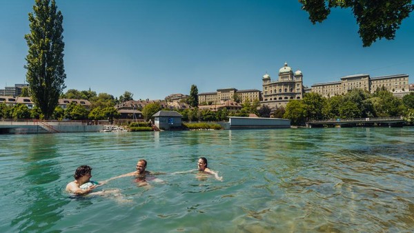 Sungai Aare merupakan area berenang bagi warga lokal, bahkan dianggap jadi kolam renang. (dok. Bern)