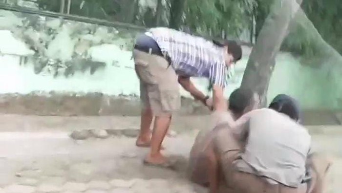 Tangkapan layar pria tua diduga dirampok di pinggir jalan Medan