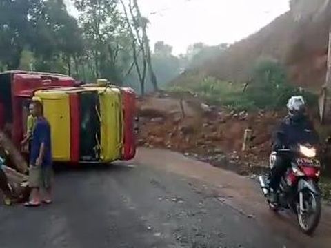 Tebing longsor di jalur Wonosobo–Purworejo, tepatnya di Desa Kedalon, Kecamatan Kalikajar, Sabtu (28/5/2022) pagi.