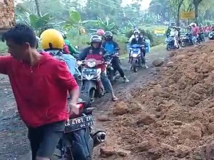 Tebing longsor di jalur Wonosobo–Purworejo, tepatnya di Desa Kedalon, Kecamatan Kalikajar, Sabtu (28/5/2022) pagi.
