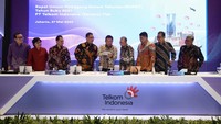 Direktur Utama Telkom Ririek Adriansyah (tengah), Direktur Digital Business M. Fajrin Rasyid (paling kiri), Direktur Consumer Service FM Venusiana R (kedua dari kiri), Direktur Enterprise & Business Service Edi Witjara (ketiga dari kiri), Direktur Wholesale & Internasional Service Bogi Witjaksono (keempat dari kiri), Direktur Network & IT Solution Herlan Wijanarko (paling kanan), Direktur Strategic Portfolio Budi Setyawan Wijaya (kedua dari kanan), Direktur Human Capital Management Afriwandi (ketiga dari kanan), Direktur Keuangan & Manajemen Risiko Heri Supriadi (keempat dari kanan), usai Rapat Umum Pemegang Saham Tahunan (RUPST) Telkom Tahun Buku 2021, Jumat (27/5).