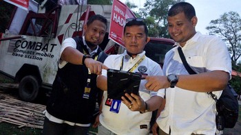 General Manager Network Service Assurance Telkomsel Jawa Timur, Permata Jaya Simarmata (tengah), General Manager Network Engineering  and Quality Telkomsel Jawa Bali, Wendy Adewijaya (kiri) , Manager Network Service Jember, Syafrizal Rahardian (kanan), memastikan kehandalan jaringan network Telkomsel di lokasi World Surf League 2022 di Alas Purwo, Jawa Timur.