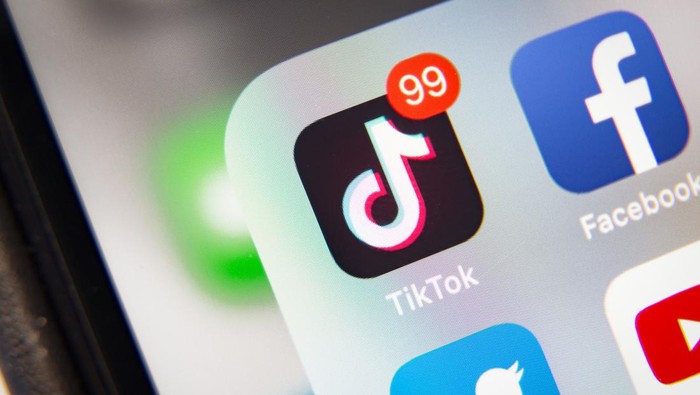 TikTokers Berhijab Pamer Payudara: Ingin Naikkan Followers Perempuan berhijab yang memamerkan payudaranya di TikTok akhirnya meminta maaf. Ia mengaku alasan perbuatannya hanya untuk menaikkan follower.