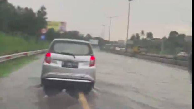 Tol JORR arah Serpong tergenang air, Sabtu (28/5/2022).