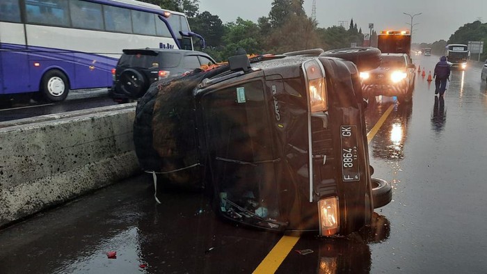 Truk pikap terbalik gegara ditabrak minibus di Tol Jagorawi.