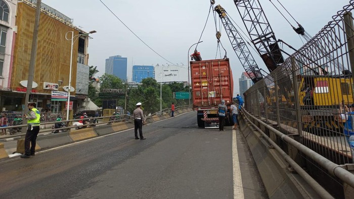 Truk terguling di jalang layang Grogol dievakuasi (Anggi/detikcom)