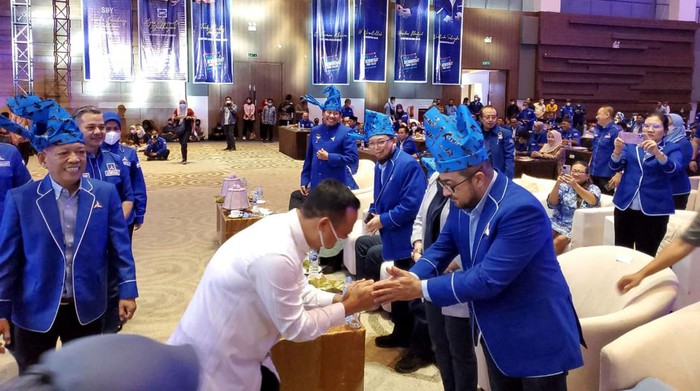 Usai Dilantik, AHY Minta Ulla Langsung Kerja Ketua Umum Partai Demokrat Agus Harimurti Yudhoyono (AHY) secara resmi telah melantik Ni' Matullah sebagai Ketua DPD Provinsi Sulawesi Selatan periode 2022-2027.