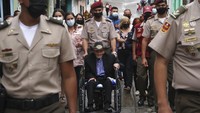 Anggota garda nasional terlihat membantu Juan Vicente Perez yang merupakan pria tertua di dunia dengan umur saat ini 113 tahun.