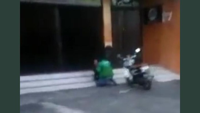 Video pria berjaket ojol diduga melecehkan wanita di depan ruko pinggir jalan di Semarang viral di media sosial.