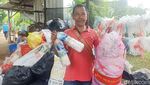 Warga Serangan Bali Ramai-ramai Tukar Sampah dengan Sembako