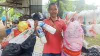 Beberaa warga mengaku, sampah-sampah plastik yang dibawa merupakan sampah plastik bekas yang sudah tak terpakai. Butuh waktu sekitar dua minggu untuk dapat mengumpulkan 1 kilogram sampah plastik.