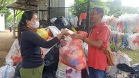 Menurutnya, pemberian sembako tersebut merupakan penghargaan kepada warga karena telah turut berpartisipasi dalam memilah sampah dan peduli akan kebersihan Serangan, Bali.