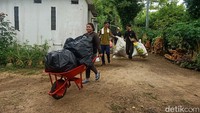 Sejumlah warga Serangan, Denpasar, terlihat sangat antusias saat ketika menukarkan sampah plastiknya dengan sembako di rumah perajin di Serangan, Denpasar, Bali pada Jumat (27/5/2022) pagi.