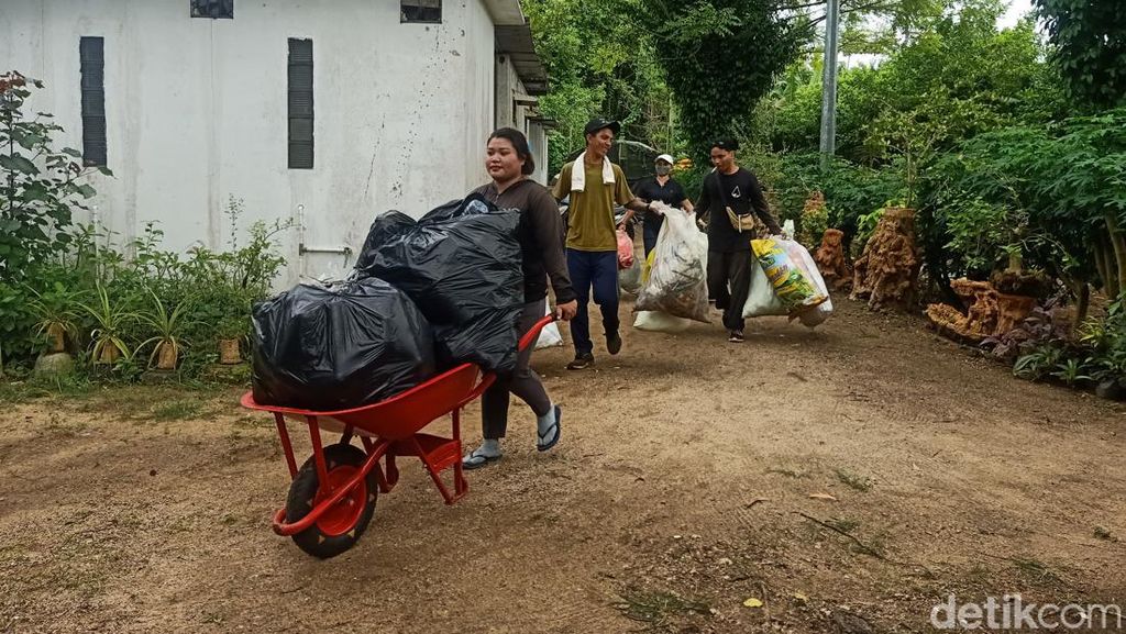Warga Serangan Bali Ramai-ramai Tukar Sampah dengan Sembako