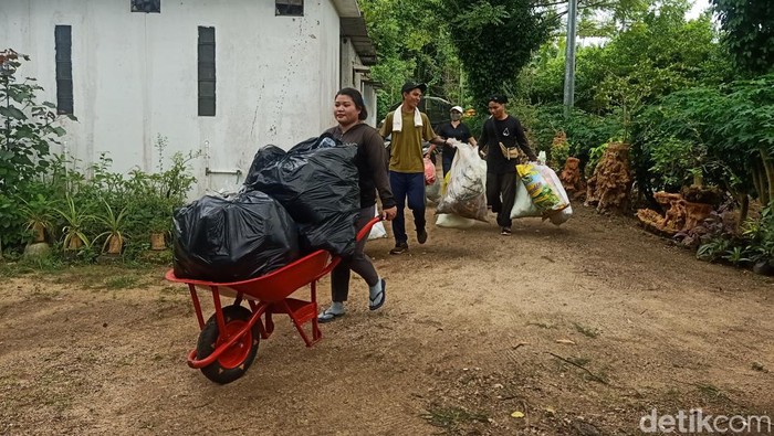 Warga Serangan Bali Ramai-ramai Tukar Sampah dengan Sembako Sejumlah warga Serangan, Denpasar, Bali, kini punya hobbi unik yakni menukarkan kantong sampah dengan sembako. Penasaran?