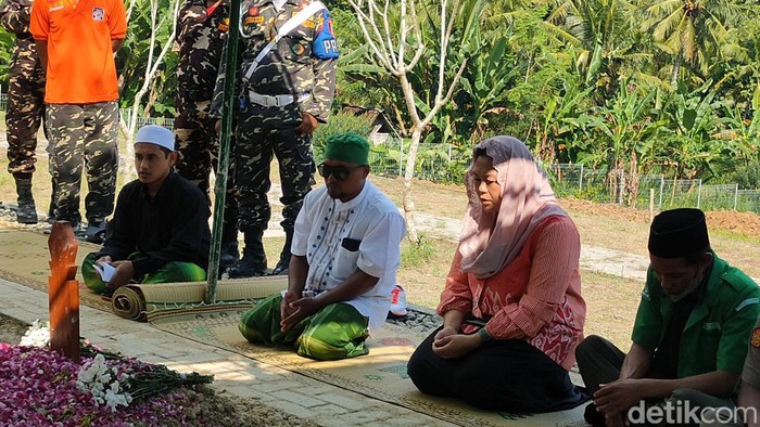 Yenny Wahid berziarah di makam Buya Syafii Maarif di Taman Taman Husnul Khotimah, Nanggulan, Kulon Progo, DIY, Sabtu (28/5/2022).