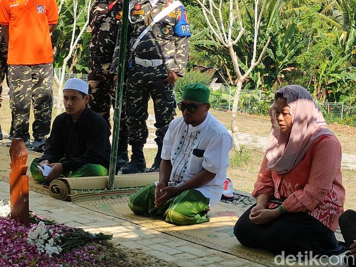 Yenny Wahid berziarah di makam Buya Syafii Maarif di Taman Taman Husnul Khotimah, Nanggulan, Kulon Progo, DIY, Sabtu (28/5/2022).