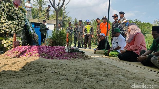 Yenny Wahid berziarah di makam Buya Syafii Maarif di Taman Taman Husnul Khotimah, Nanggulan, Kulon Progo, DIY, Sabtu (28/5/2022).