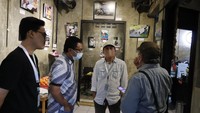 Sekretaris Bidang Broadcasting Universitas Mercu Buana Ridho Azlam, M.Ikom  didampingi ketua pelaksana Pameran Foto Muhamad Fahri Fadhilah, Penanggung Jawab Pameran Foto Endemi Mata Kuliah Fotografi dan Kamera TV Digital Sophan Wahyudi, M.I.Kom, dan Dosen Broadcasting Joni Arman, M.I.Kom saat mengunjungi pameran foto bertema endemi di ngopi halaman jalan Kemandoran 1 Jakarta Selatan, Sabtu (28/5/2022).