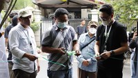 Acara dibuka secara simbolis dengan menggungting pita.