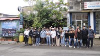 Usai dibuka seluruh staff, panitia hingga tamu undangan terlihat berfoto bersama.