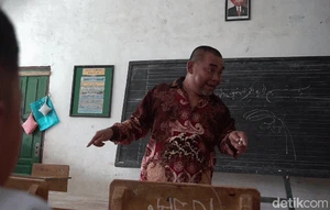 Gaji Minim Guru Honorer Tertua Hanya Cukup untuk Beli BBM