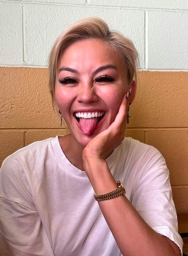 “Fotoku, kulitku, bagaimana aku terlihat di foto-foto ini jauh dari sempurna tapi yang menarik adalah tidak peduli bagaimana penampilanku, aku merasa BAHAGIA, penuh, dan bersyukur. Peringatan (untuk diriku sendiri): goal-nya adalah selalu merasa seperti ini, dan bukan hanya tampil seperti yang aku inginkan,” tulis Agnez Mo. “Dan inilah. Aku dengan kerusakan kulit akibat sinar matahari, dan pori-pori (terakhir aku cek aku masih manusia) dan punya jerawat,” candanya lagi. Foto: dok. Instagram