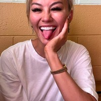 “Fotoku, kulitku, bagaimana aku terlihat di foto-foto ini jauh dari sempurna tapi yang menarik adalah tidak peduli bagaimana penampilanku, aku merasa BAHAGIA, penuh, dan bersyukur. Peringatan (untuk diriku sendiri): goal-nya adalah selalu merasa seperti ini, dan bukan hanya tampil seperti yang aku inginkan,” tulis Agnez Mo. “Dan inilah. Aku dengan kerusakan kulit akibat sinar matahari, dan pori-pori (terakhir aku cek aku masih manusia) dan punya jerawat,” candanya lagi. Foto: dok. Instagram