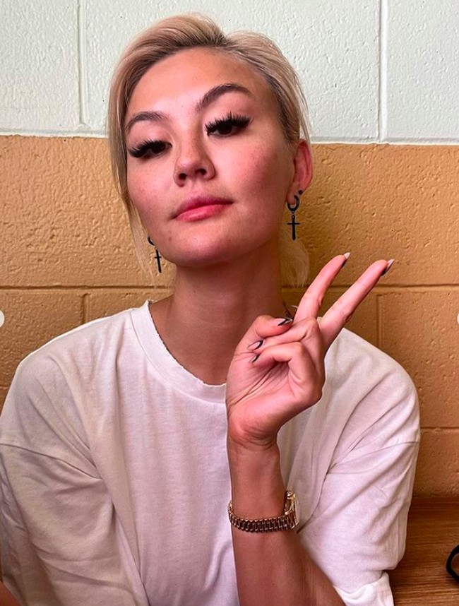 “No filter (bahkan tidak menggunakan filter Paris - kamu tahu aku membicarakan apa!). No makeup. Ini caraku untuk mendukung bulan kesadaran kesehatan mental,” ungkapnya dalam keterangan fotonya. Foto: dok. Instagram