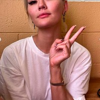 “No filter (bahkan tidak menggunakan filter Paris - kamu tahu aku membicarakan apa!). No makeup. Ini caraku untuk mendukung bulan kesadaran kesehatan mental,” ungkapnya dalam keterangan fotonya. Foto: dok. Instagram