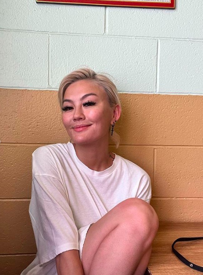 Dengan hashtag mental health awareness, Agnez sekaligus mengekspresikan pentingnya kesehatan mental. Flek hitam dan jerawat adalah sesuatu yang wajar, dan tidak perlu menjadikan seseorang jadi tidak bahagia. Foto: dok. Instagram