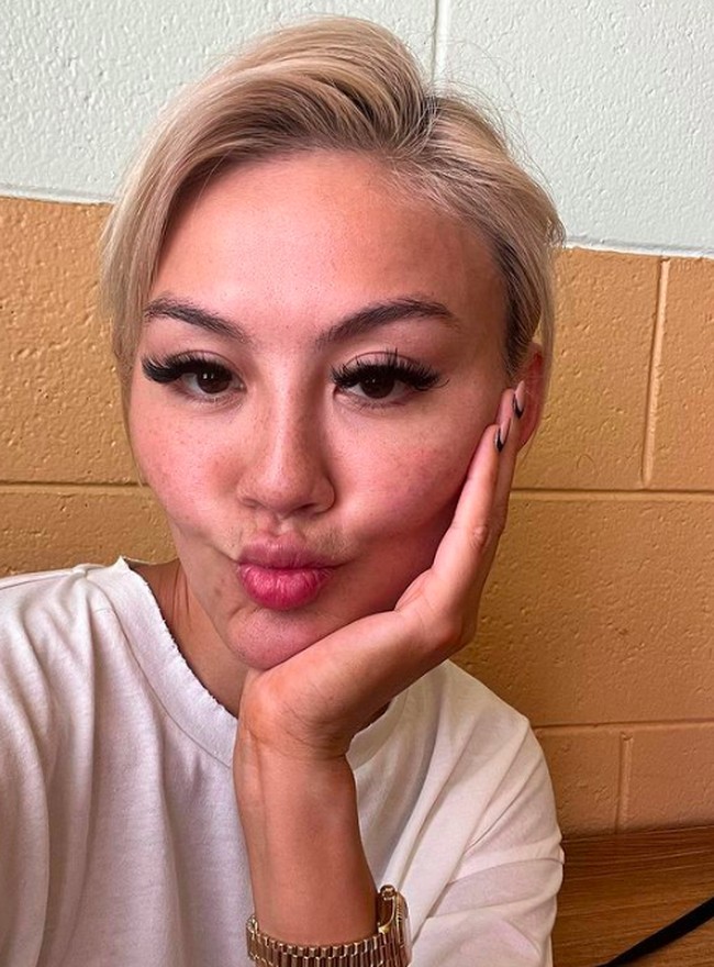 Baru-baru ini, Agnez Mo bikin heboh dengan penampilannya tanpa makeup. Dalam rangka membahas tentang kesehatan mental, Agnez memperlihatkan wajahnya dengan freckles. Foto: dok. Instagram