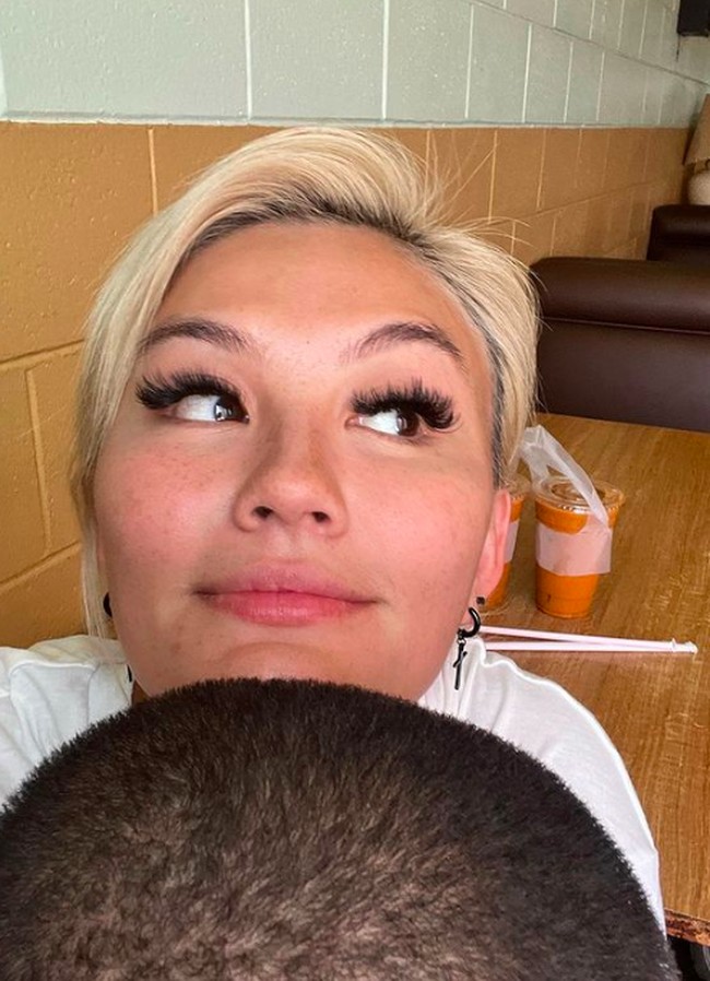 Dalam foto selfienya tersebut Agnez terlihat tidak begitu pucat berkat terbantu oleh eyelash extension. Agnez pun terlihat tampil kasual hanya dengan kaus putih. Penampilan sederhana tersebut pun dipuji. Agnez dinilai sebagai artis yang tidak berlebihan. Foto: dok. Instagram