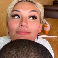 Dalam foto selfienya tersebut Agnez terlihat tidak begitu pucat berkat terbantu oleh eyelash extension. Agnez pun terlihat tampil kasual hanya dengan kaus putih. Penampilan sederhana tersebut pun dipuji. Agnez dinilai sebagai artis yang tidak berlebihan. Foto: dok. Instagram