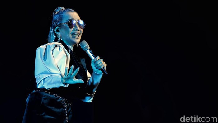 Aksi Reza Artamevia Meriahkan BNI Java Jazz Festival Penyanyi Reza Artamevia tampil di BNI Java Jazz Festival 2022. Aksi panggungnya semakin memeriahkan festival musik yang digelar di JIExpo Kemayoran itu.