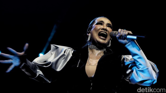Penyanyi Reza Artamevia tampil di BNI Java Jazz Festival 2022. Aksi panggungnya semakin memeriahkan festival musik yang digelar di JIExpo Kemayoran itu.