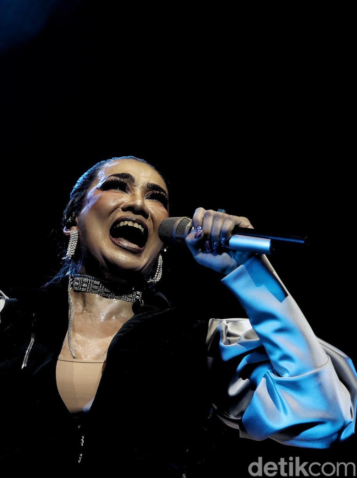 Aksi Reza Artamevia Meriahkan BNI Java Jazz Festival Penyanyi Reza Artamevia tampil di BNI Java Jazz Festival 2022. Aksi panggungnya semakin memeriahkan festival musik yang digelar di JIExpo Kemayoran itu.