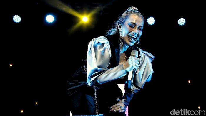 Penyanyi Reza Artamevia tampil di BNI Java Jazz Festival 2022. Aksi panggungnya semakin memeriahkan festival musik yang digelar di JIExpo Kemayoran itu.