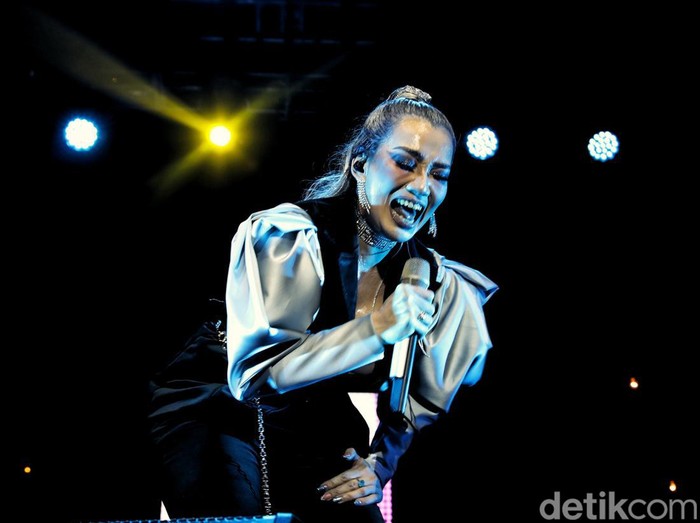 Aksi Reza Artamevia Meriahkan BNI Java Jazz Festival Penyanyi Reza Artamevia tampil di BNI Java Jazz Festival 2022. Aksi panggungnya semakin memeriahkan festival musik yang digelar di JIExpo Kemayoran itu.