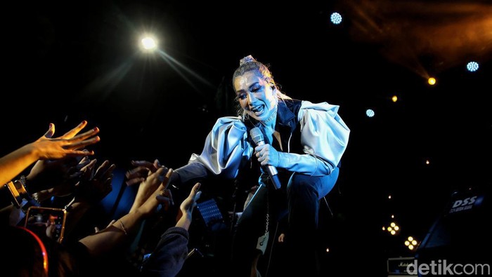 Aksi Reza Artamevia Meriahkan BNI Java Jazz Festival Penyanyi Reza Artamevia tampil di BNI Java Jazz Festival 2022. Aksi panggungnya semakin memeriahkan festival musik yang digelar di JIExpo Kemayoran itu.