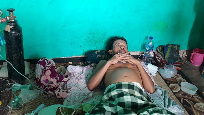 Amri dirawat dirumahnya karena ditolak rumah sakit.