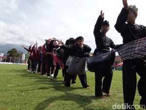 Keseruan Anak-anak dan Lansia Cisayong Jajal Permainan Tradisional