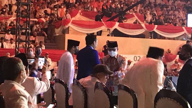 Anies terlihat menyalami sejumlah elite PKS dan petinggi parpol lain yang hadir di acara puncak Harlah PKS Ke-20, di Istora Senayan, Jakarta, Minggu (29/5/2022).